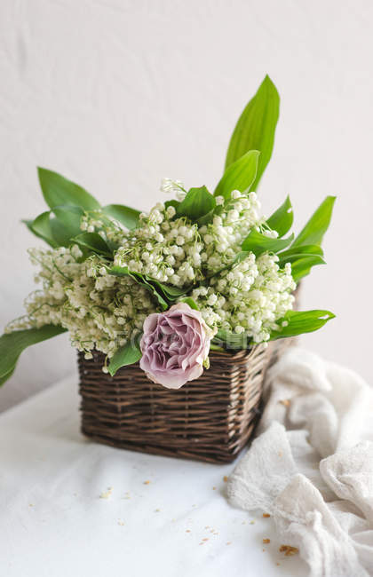 Blühende Frühlingsblumen in der Vase auf dem Tisch. Nahaufnahme Foto — Stockfoto