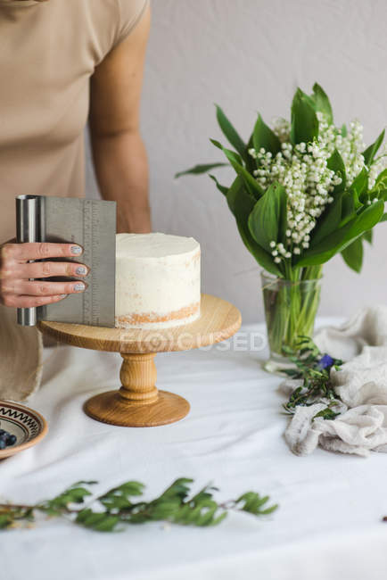 Pastelaria chef preparando bolo de aniversário de casamento nu. Candy maker decorando bolo caseiro camada rústica com creme. Foco seletivo. Pedaço de bolo. Bolo cru Vegan . — Fotografia de Stock