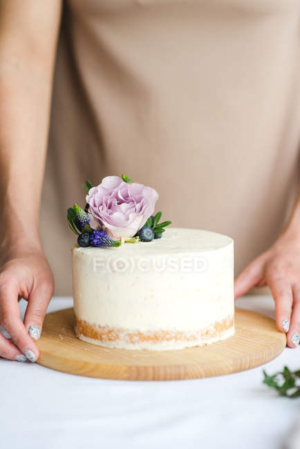 Konditor bereitet nackte Hochzeitstorte zu. Bonbonmacher dekoriert rustikale Schicht hausgemachten Kuchen mit Sahne. Selektiver Fokus. Stück Kuchen. Veganer Rohkuchen. — Stockfoto