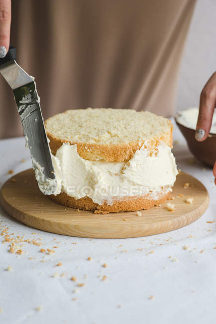Шеф-кухар готує голий весільний торт на день народження. Виробник цукерок, що прикрашають сільський шар домашнього торта з вершками. Вибірковий фокус. Шматочок торта. Веганський сирий торт . — стокове фото