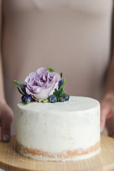 Кондитер готовит голый свадебный торт. Кэнди мастерица украшает румяный слой домашнего торта кремом. Выборочный фокус. Проще простого. Веганский сырой торт . — стоковое фото