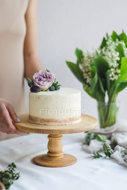 Pastry chef preparing naked wedding birthday cake. Candy maker decorating rustic layer homemade cake with cream. Selective focus. Piece of cake. Vegan raw cake. — Stock Photo