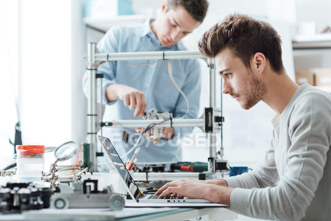 Studenti di ingegneria che lavorano in laboratorio — Foto stock