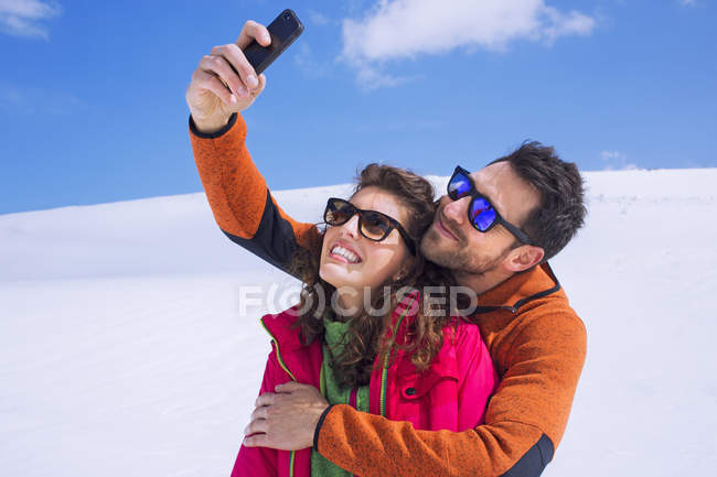 Coppia avendo un selfie sulla neve in montain — Foto stock