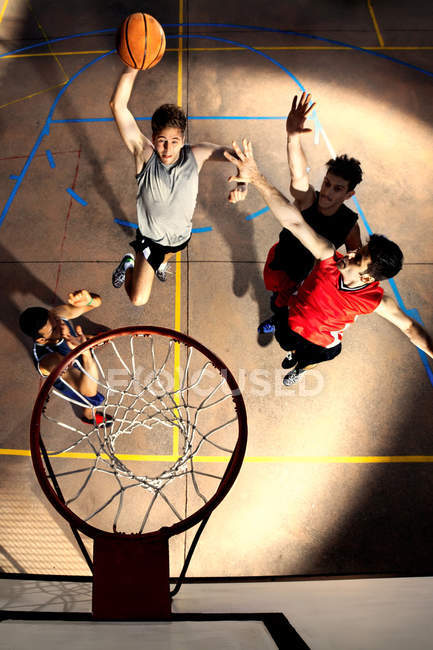 Junge Basketballer spielen mit Energie — Stockfoto
