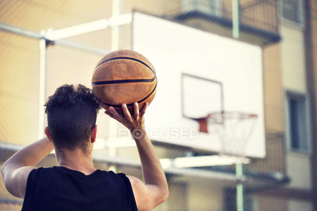 Jeune joueur de basket prêt à tirer — Photo de stock