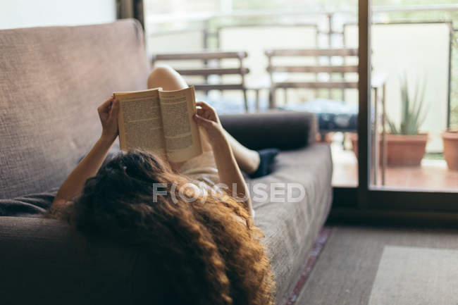 Giovane ragazza che legge un libro — Foto stock