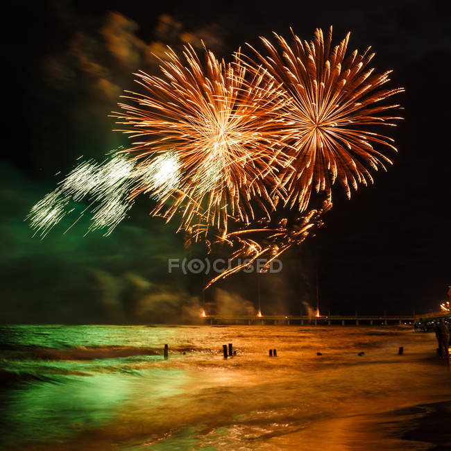 Fuegos artificiales sobre el mar - foto de stock