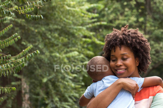 Mãe amorosa passar tempo com seu filho — Fotografia de Stock