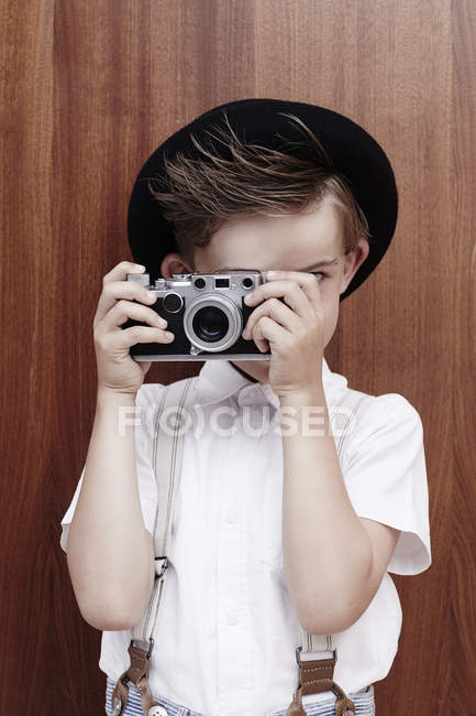 Ragazzo scattare foto con vecchia macchina fotografica — Foto stock