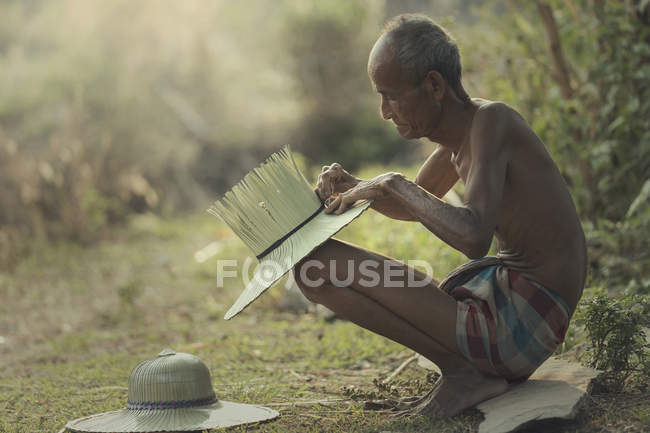 Asia, Stile di vita vecchio uomo con mano fanno — Foto stock