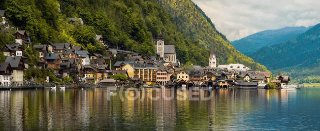 Bellissimo paesaggio montano con villaggio di Hallstatt. Tirolo, Aust — Foto stock