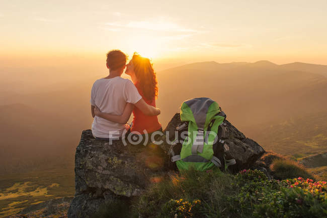 Happy couple enjoy beautiful view in the mountains — Stock Photo