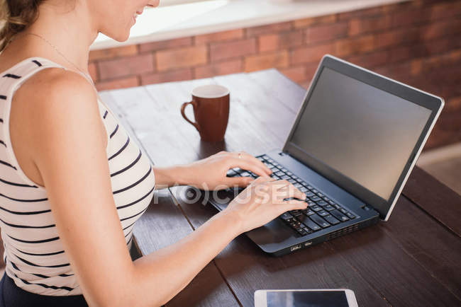 Geschäftsfrau arbeitet zu Hause am Laptop — Stockfoto