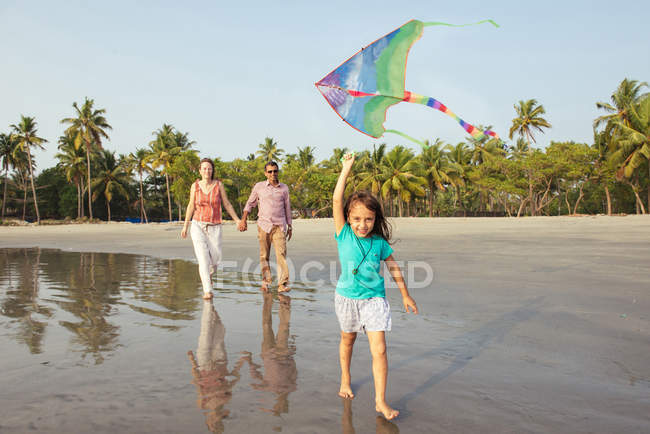 Mischlingsfamilie beim Ausruhen am Strand — Stockfoto