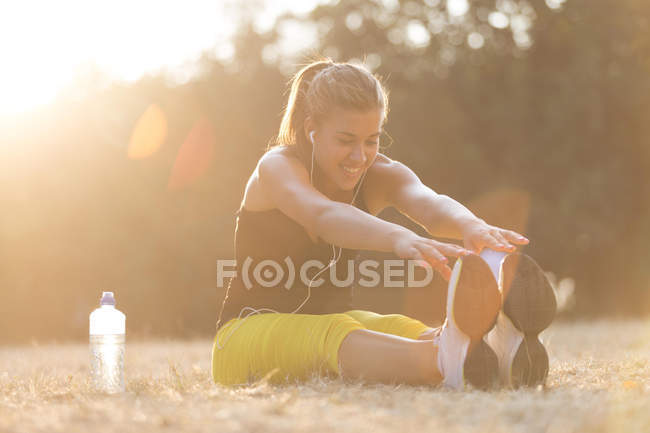 Jeune fille travaillant sur — Photo de stock