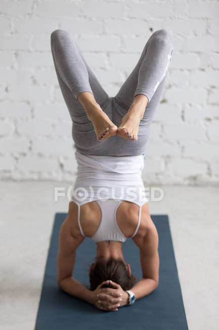 Yoga Indoors: вариации головного убора — стоковое фото
