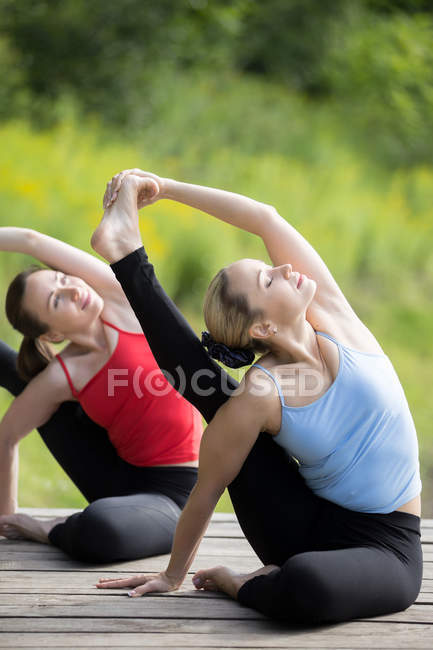 Yoga class: Sundial yoga Pose — Stock Photo