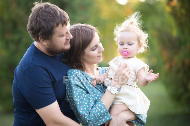 Parents avec fille tout-petit dans le parc — Photo de stock