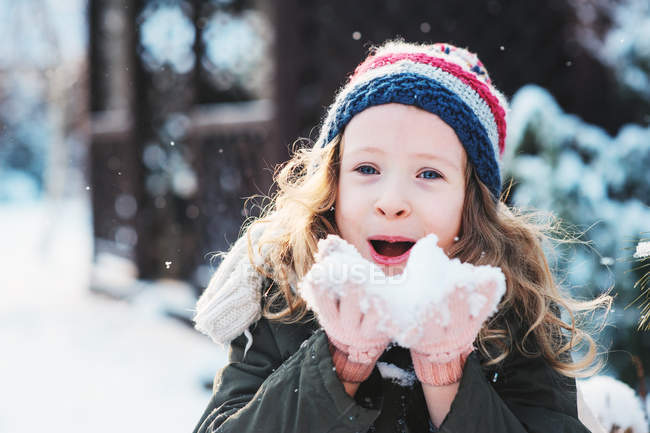 Heureux enfant fille jouer avec neige sur neige hiver promenade — Photo de stock