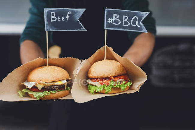 Fast food di strada, hamburger con bistecca alla griglia — Foto stock