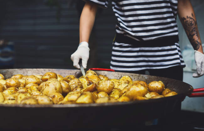 Patate arrosto cotte in pentola di calderone metallico — Foto stock