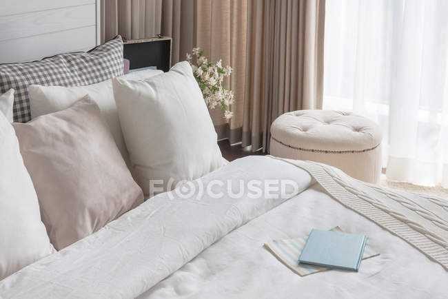 Weiße Farbe Thema Schlafzimmer Design — Stockfoto