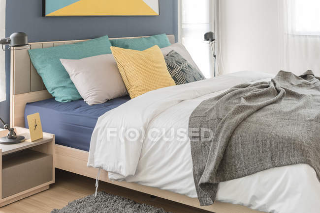 Modernes Schlafzimmer mit bunten Kissen — Stockfoto