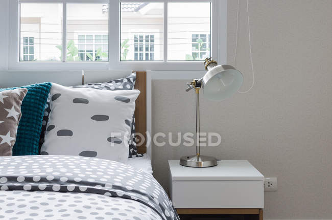 Lampada moderna in camera da letto moderna — Foto stock