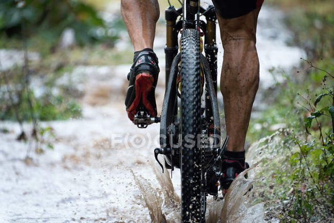 Guida in mountain bike — Foto stock