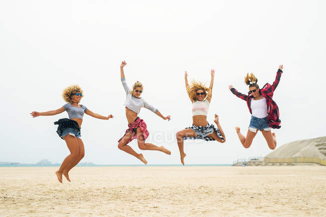 Mujeres divirtiéndose en la playa - foto de stock