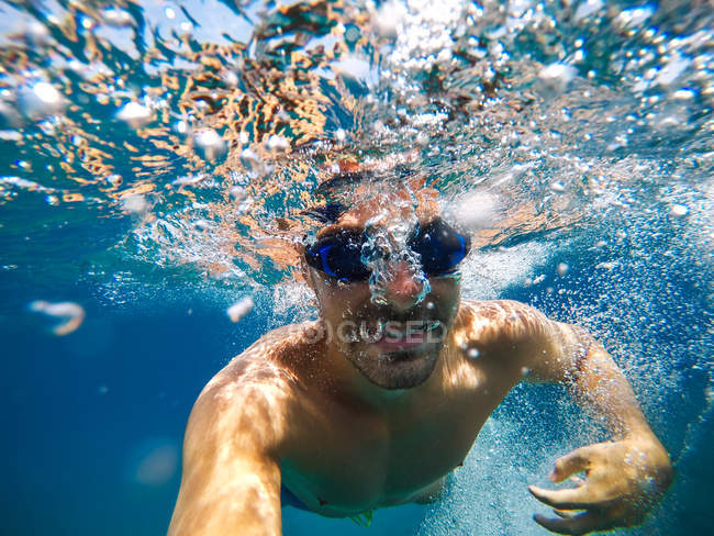 Man taking underwater selfie — Stock Photo