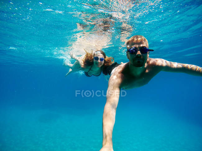 Underwater couple taking selfie — Stock Photo