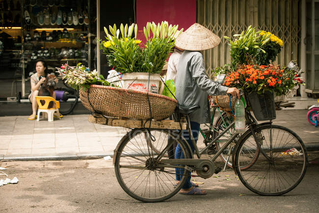 Flower vendors in Hanoi — Stock Photo