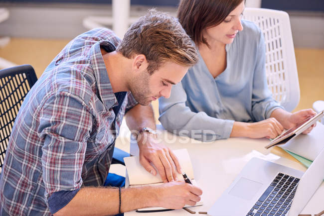 Gros plan de l'homme et de la femme travaillant bien ensemble — Photo de stock