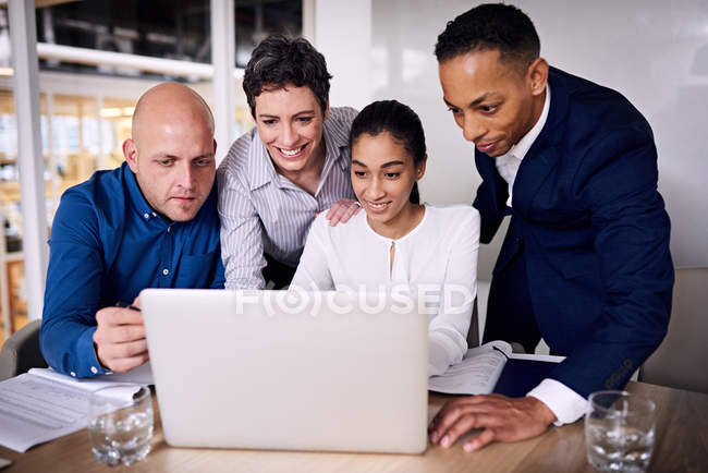 Les gens d'affaires travaillent ensemble — Photo de stock