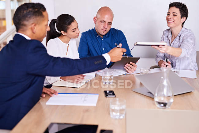 Partenaires d'affaires en salle de conférence — Photo de stock