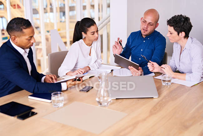 Hommes d'affaires dans un bureau moderne — Photo de stock