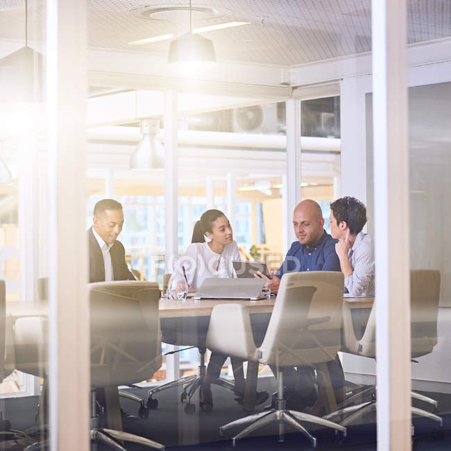 Réunion d'affaires dans un bureau moderne — Photo de stock