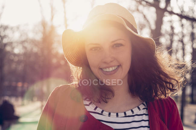 Retrato de una joven en París - foto de stock