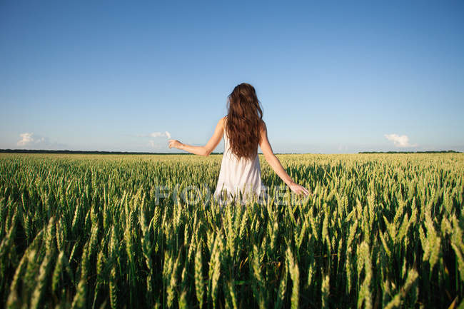 Mulher bonita no campo de trigo — Fotografia de Stock