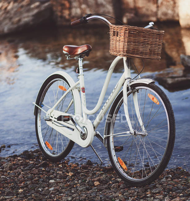 Retro bicycle on seaside — Stock Photo