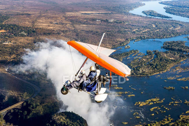 Volando en ala delta bajo las Cataratas Victoria - foto de stock