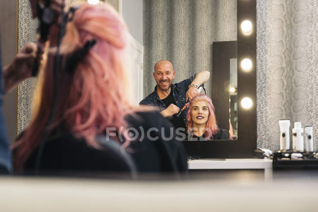 Bella donna ottenere taglio di capelli da parrucchiere. — Foto stock