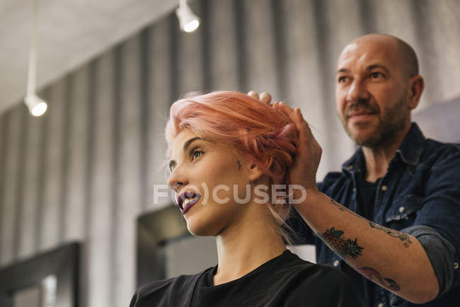 Bella donna ottenere taglio di capelli da parrucchiere. — Foto stock