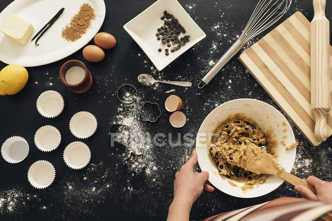 Hermosa mujer preparando galletas y magdalenas . - foto de stock