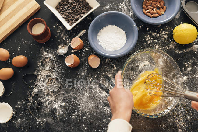 Mulher bonita preparando biscoitos e muffins . — Fotografia de Stock
