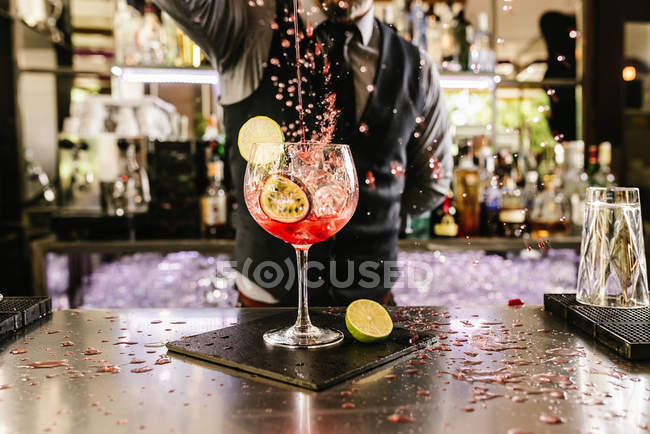 Barman está fazendo coquetel no clube noturno . — Fotografia de Stock