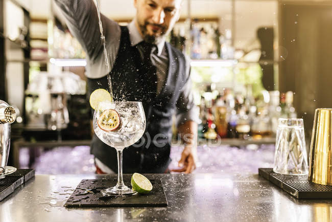 Barman está fazendo coquetel — Fotografia de Stock