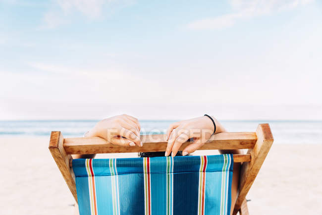 Donna rilassante sulla spiaggia — Foto stock